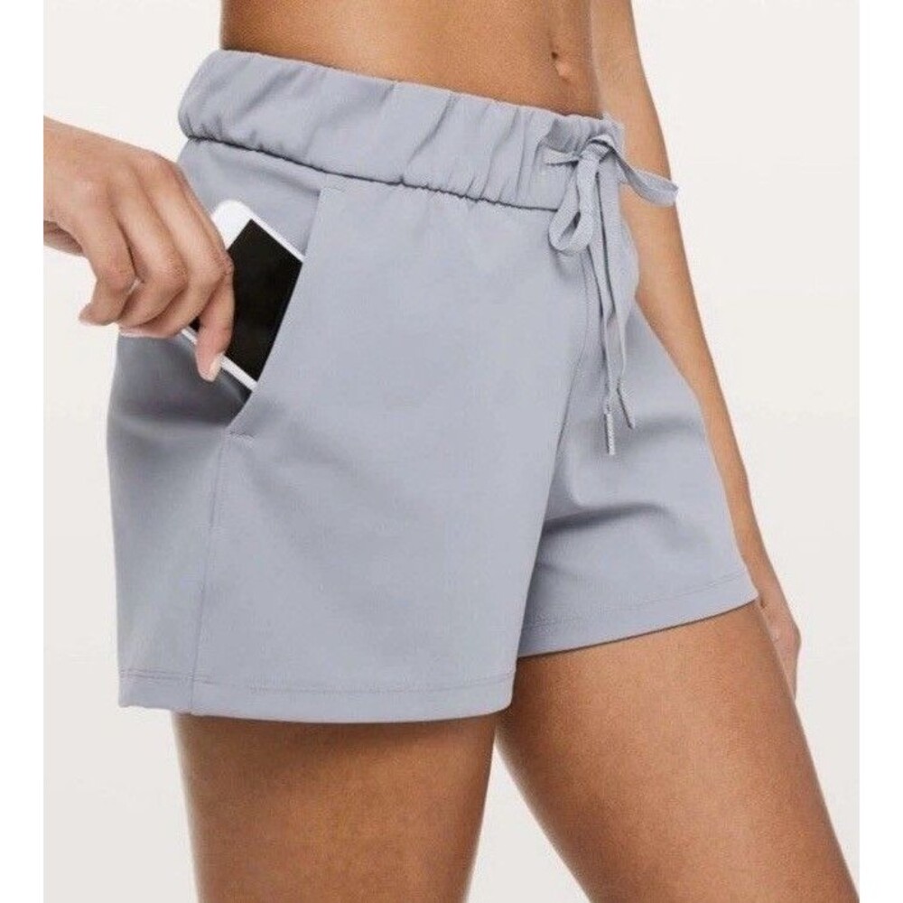 Lululemon On The Fly  Shorts  woven 2.5 magnum color sz 2